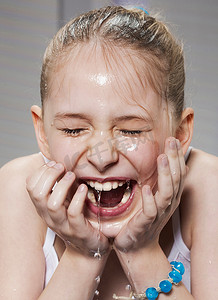 笑着的女孩洗脸