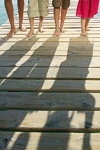 西班牙女摄影照片_码头上的家人的影子