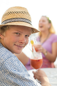 z摄影照片_西班牙马略卡岛滨水餐厅的年轻男子与葡萄酒的肖像