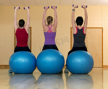 女性在健身房举重锻炼
