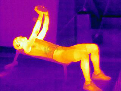 男子杠铃训练的热像这张图显示了肌肉产生的热量