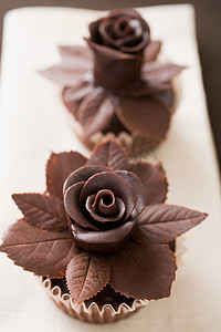 用巧克力玫瑰装饰的蛋糕