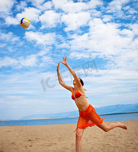 水排球摄影照片_一名女子在海滩上打排球