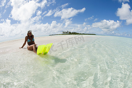 马尔代夫环礁王国岛上的女性浮潜