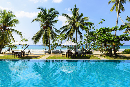 斯里兰卡海滩边的无边游泳池