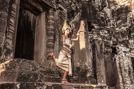东南亚人摄影照片_柬埔寨吴哥洞巴永寺一条腿站立的阿帕萨拉舞者