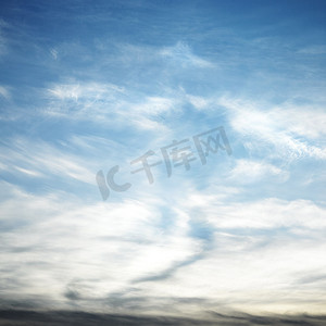 梦幻神秘的背景摄影照片_蓝天卷云的云景