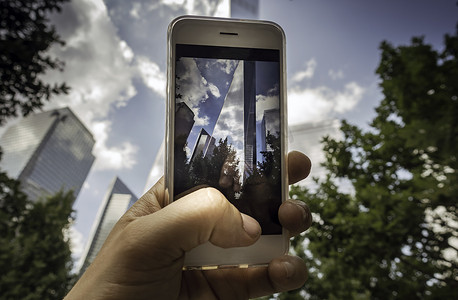 视觉屏幕摄影照片_手机屏幕上的世贸中心标志性建筑纽约美国