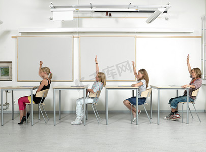 学生学习困难摄影照片_一间教室里有四个学生