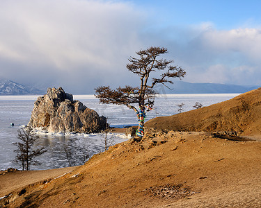 俄罗斯西伯利亚奥尔洪岛贝加尔湖布尔汗角的树木和沙曼卡岩