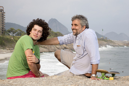 巴西里约热内卢伊帕内马海滩的父子俩