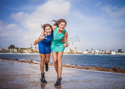 两个年轻女性朋友在海滨大道上鬼混的肖像