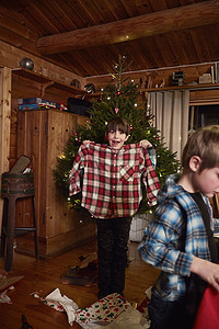 圣诞7摄影照片_快乐的男孩举着圣诞衬衫