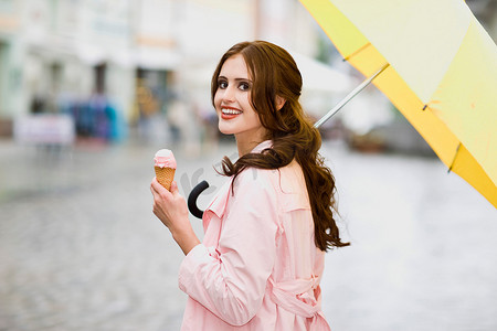 女孩在雨中享受冰淇淋