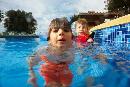 两个小男孩在游泳池里