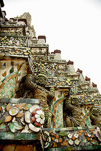 泰国曼谷带有雕像的华丽寺庙屋顶