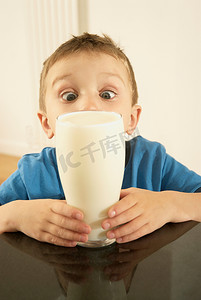 家庭避震摄影照片_拿着牛奶的男孩