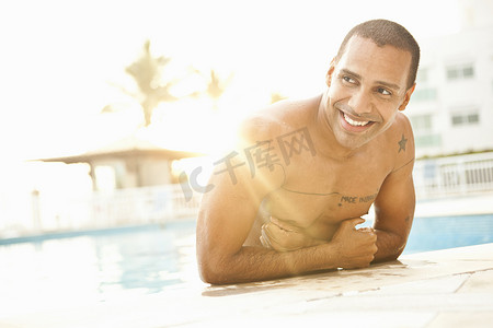 巴西里约热内卢一名中年男子站在阳光明媚的酒店游泳池里