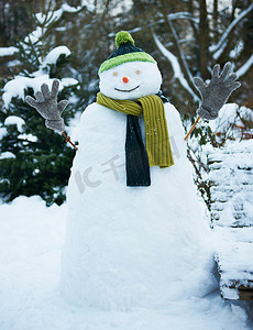 保龄球手套摄影照片_戴着帽子和手套的雪人