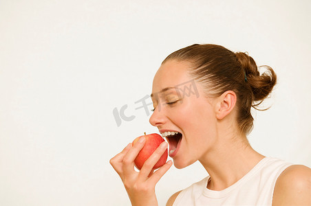 鲜活农产品摄影照片_吃红苹果的女孩