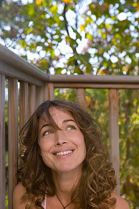 阳台植物摄影照片_坐在阳台上微笑的女人