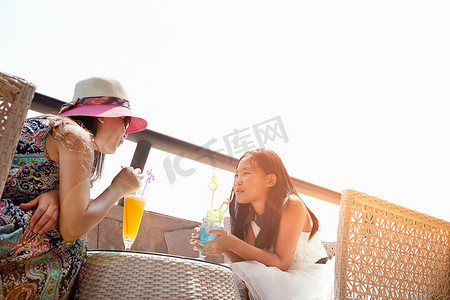广东珠海海滩咖啡馆女孩和母亲在喝软饮料中国
