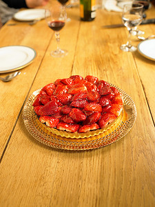 餐桌上的草莓馅饼
