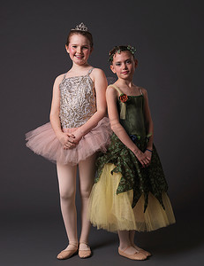 芭蕾舞皇冠摄影照片_两个女孩肩并肩地站着