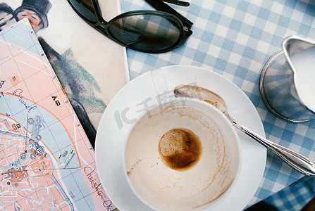 一杯咖啡配地图和太阳镜