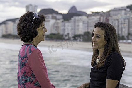巴西里约热内卢科帕卡巴纳海滩成熟女性和母亲面对面的肖像