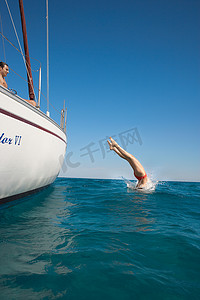 水花溅起视频摄影照片_年轻女子从游艇跳入海中