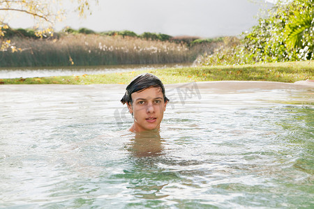 十几岁的男孩在湖里游泳