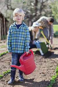 花园里的男孩提着水壶