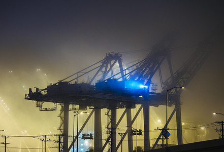 商务大气背景摄影照片_美国华盛顿州西雅图港口起重机夜色迷雾