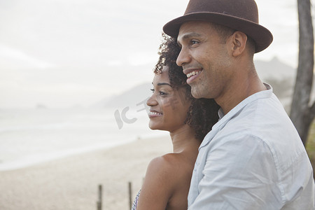 巴西里约热内卢一对微笑的情侣眺望着海滩