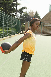 篮球场摄影照片_一名女子在球场上打篮球