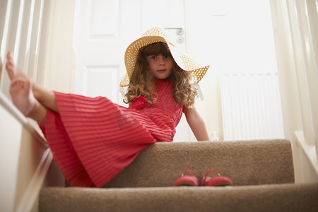 楼梯上戴着草帽的女孩的肖像