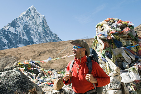 喜马拉雅山上的男子登山