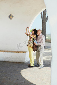 一对年长的游客夫妇拍照