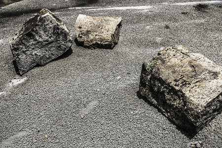 地上有三块大石头