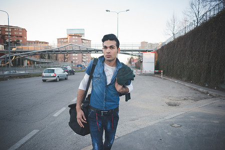 美容光斑摄影照片_意大利米兰街头的年轻人
