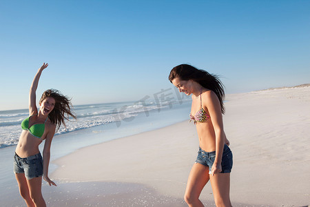 海滩上的两个女孩