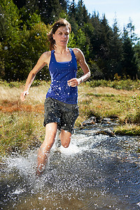 在河中奔跑的妇女法国上萨瓦省夏蒙尼市
