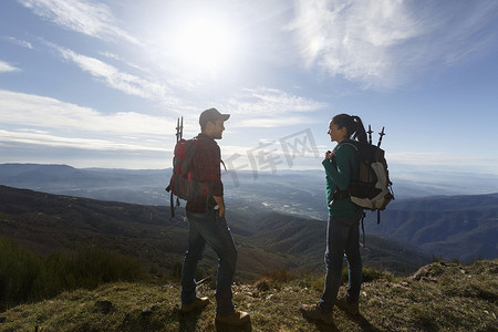 徒步旅行者在山顶上欣赏风景蒙塞尼巴塞罗那西班牙加泰罗尼亚