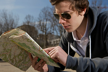 男人看着地图