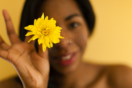 一名年轻女子与鲜花合影