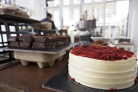 咖啡厅柜台提供红丝绒蛋糕和巧克力布朗尼
