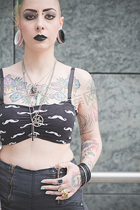 朋克青年摄影照片_地铁里纹身的年轻女性朋克肖像