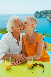 橙汁海报免费摄影照片_年长的夫妇在户外喝酒