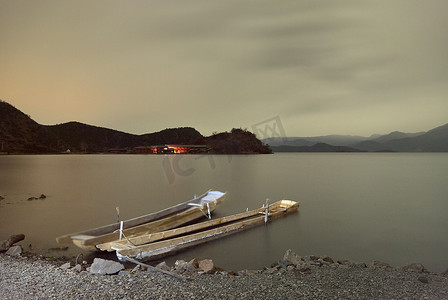 云南背景摄影照片_停泊在云南泸沽湖湖边的两艘渔船中国
